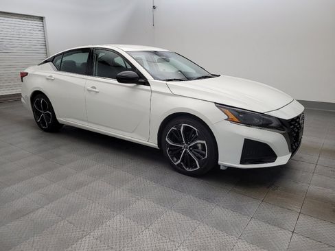 Used 2025 Nissan Altima 2.5 SR FWD image 11