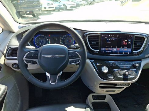 Used 2023 Chrysler Pacifica Touring-L FWD image 13