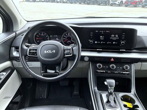 Used 2024 Kia Carnival LX image 12