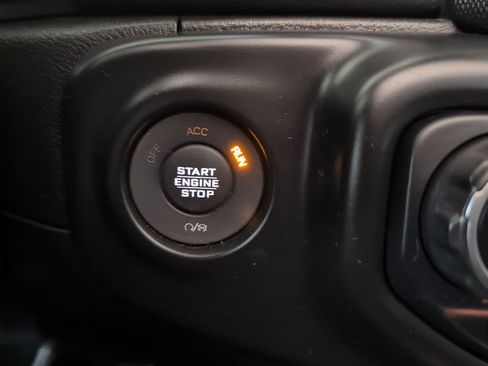 Used 2019 Jeep Wrangler Unlimited Sahara image 16