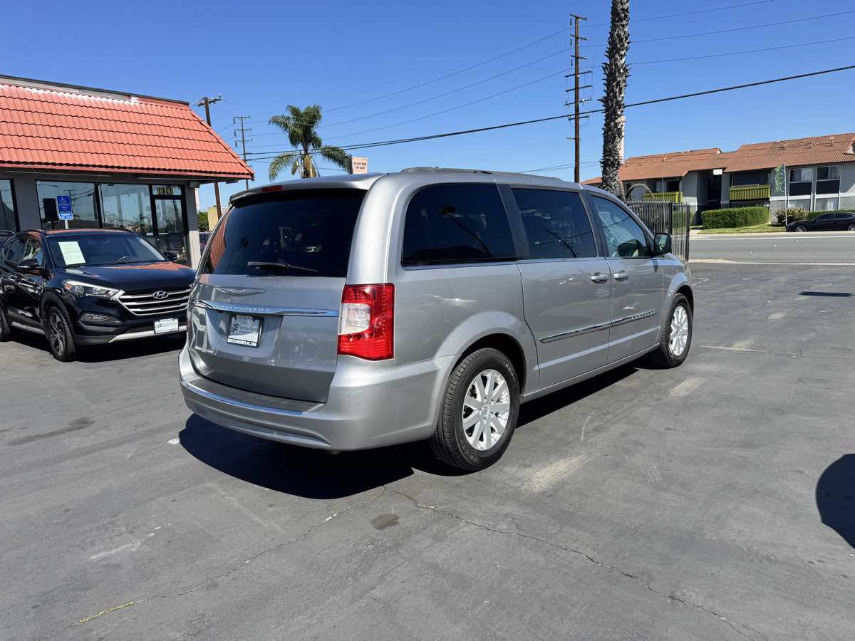 Used 2016 Chrysler Town & Country Touring FWD image 6