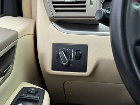 Used 2010 Volkswagen Routan SEL FWD image 33