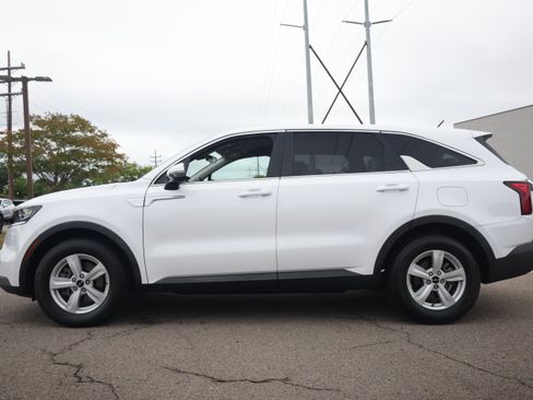 Used 2022 Kia Sorento LX FWD image 2
