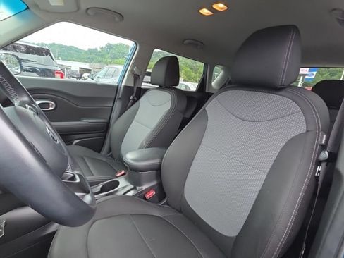 Used 2017 Kia Soul + w/ Designer's Package FWD image 7