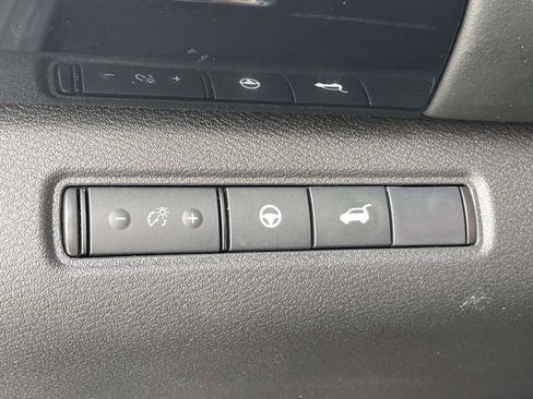 Used 2025 Nissan Pathfinder SV image 30