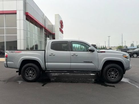 Used 2020 Toyota Tacoma TRD Sport w/ TRD Premium Sport Package AWD/4WD image 8