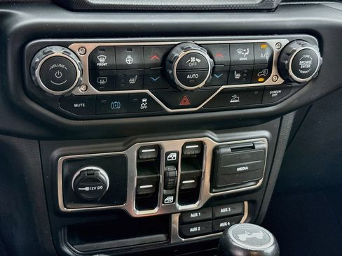 Used 2023 Jeep Wrangler Unlimited Sahara w/ Cold Weather Group AWD/4WD image 17
