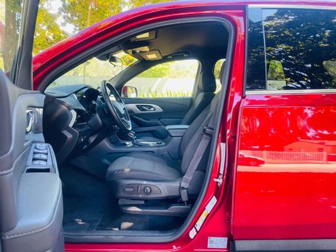 Used 2023 Chevrolet Traverse LT image 9