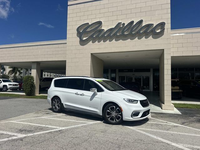 Used 2022 Chrysler Pacifica Pinnacle FWD image 1