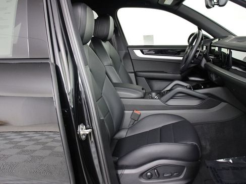 Certified 2025 Porsche Cayenne image 31