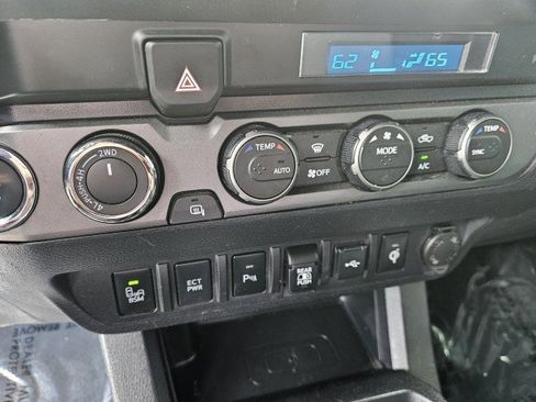 Used 2022 Toyota Tacoma TRD Off-Road image 19