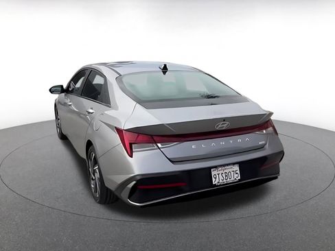 Used 2025 Hyundai Elantra Limited image 12