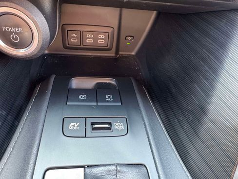 Certified 2023 Toyota Venza XLE image 33