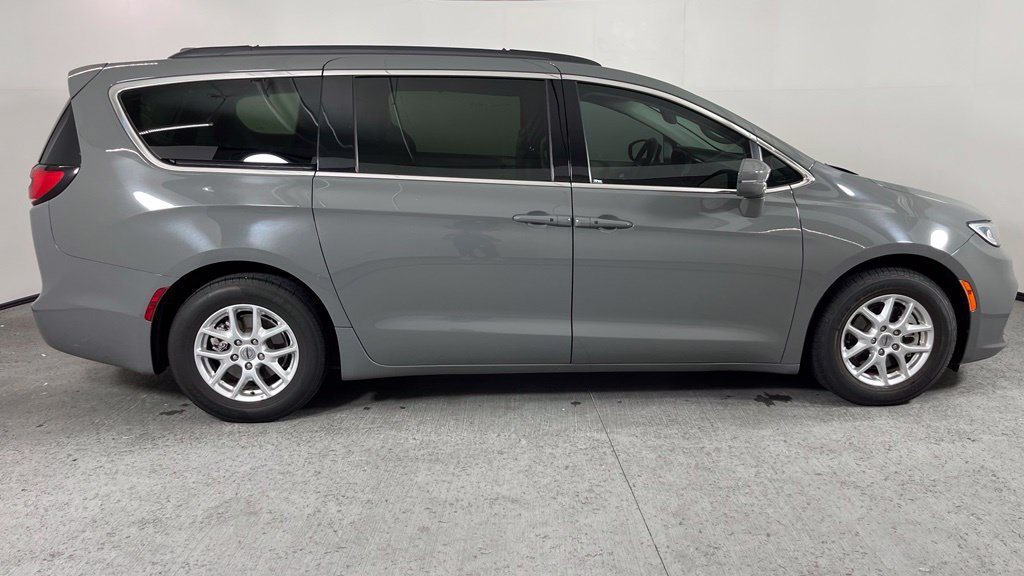 Used 2022 Chrysler Pacifica Touring-L FWD image 3