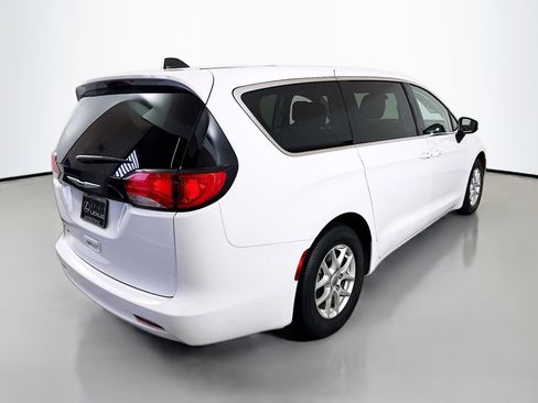 Used 2023 Chrysler Voyager LX FWD image 7