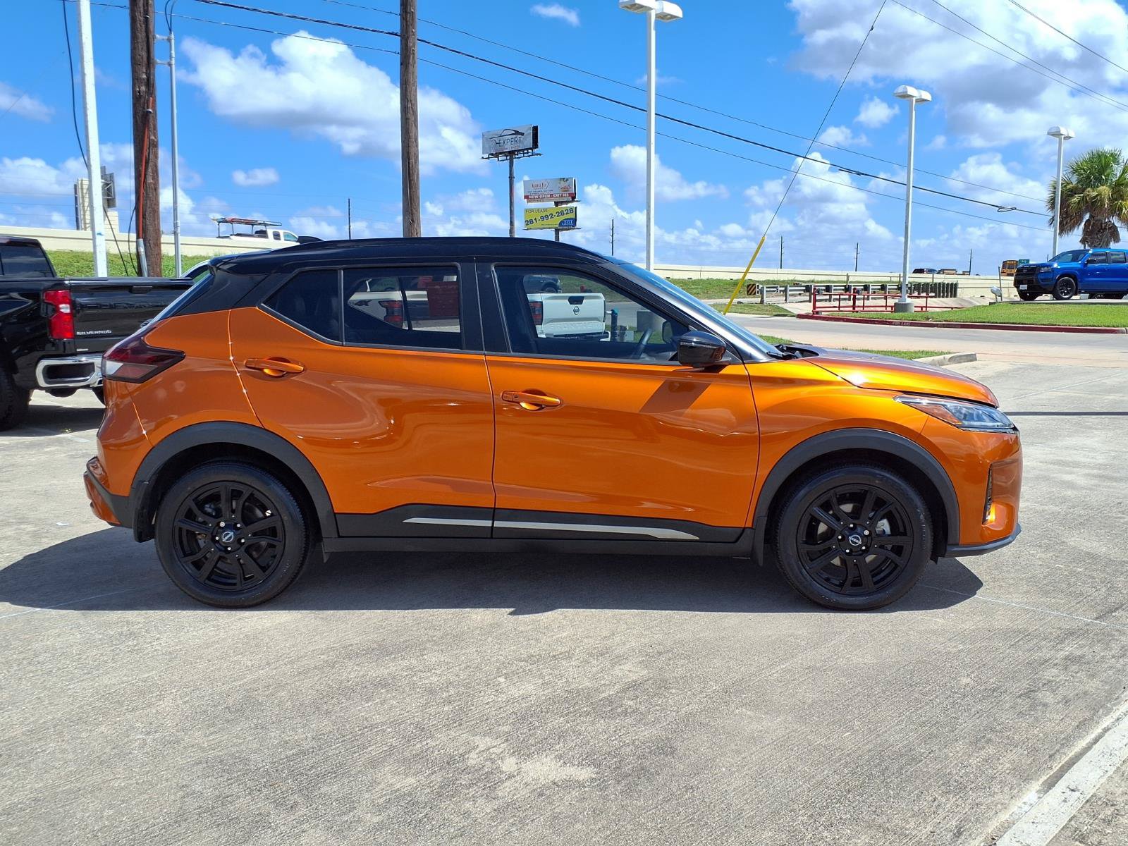 Used 2023 Nissan Kicks SR w/ SR Premium Package FWD image 9