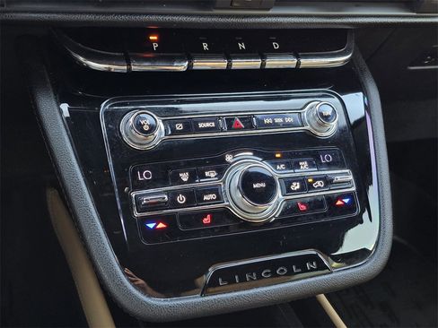 Used 2020 Lincoln Corsair Reserve w/ Rear Removable Package Tray image 23