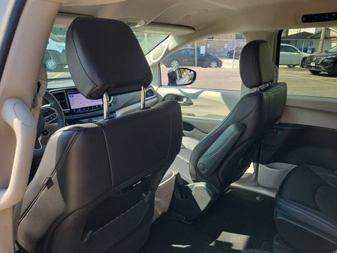 Certified 2024 Chrysler Pacifica Limited FWD image 11