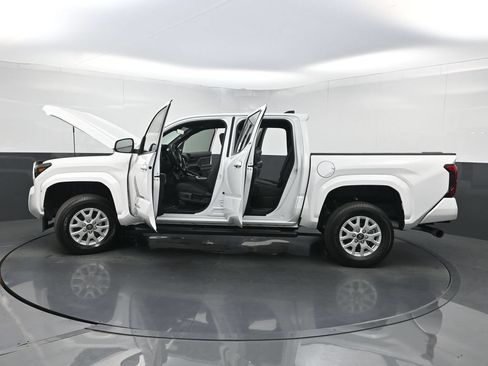 Used 2024 Toyota Tacoma SR5 AWD/4WD image 35