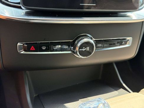 Certified 2025 Volvo XC90 T8 Ultra w/ Lounge Package AWD/4WD image 15