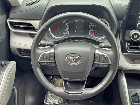 Used 2021 Toyota Highlander LE AWD/4WD image 18