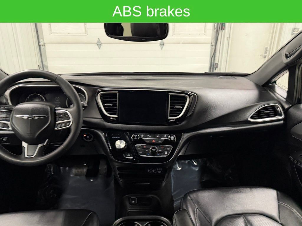 Used 2025 Chrysler Pacifica Select FWD image 18