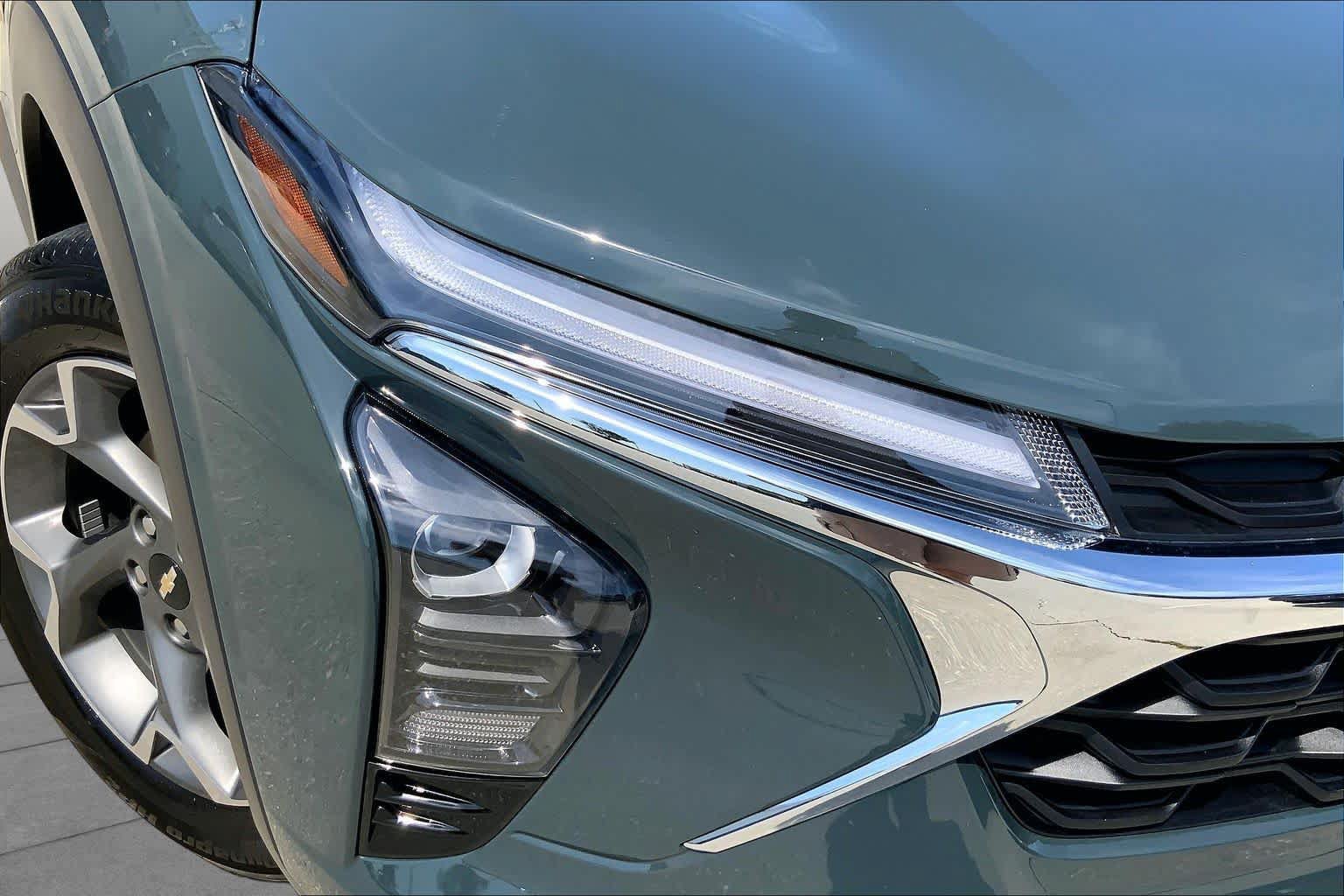 Used 2025 Chevrolet Trax LT w/ LT Convenience Package FWD image 26