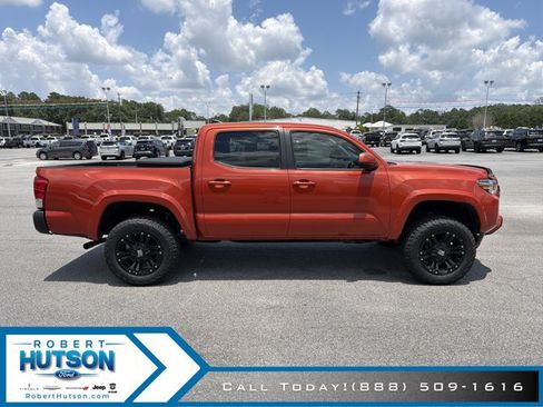 Used 2017 Toyota Tacoma SR5 w/ Tow Package RWD image 5