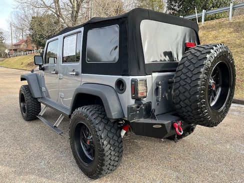 Used 2017 Jeep Wrangler Unlimited Rubicon w/ Connectivity Group image 35