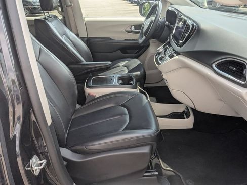 Used 2023 Chrysler Pacifica Touring-L FWD image 31