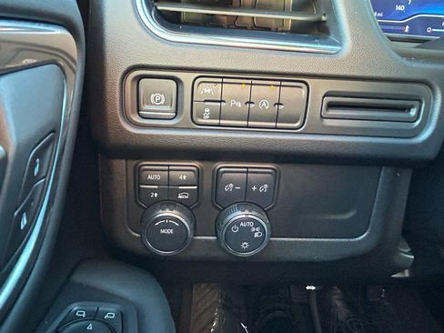 Used 2024 Chevrolet Suburban LT image 15