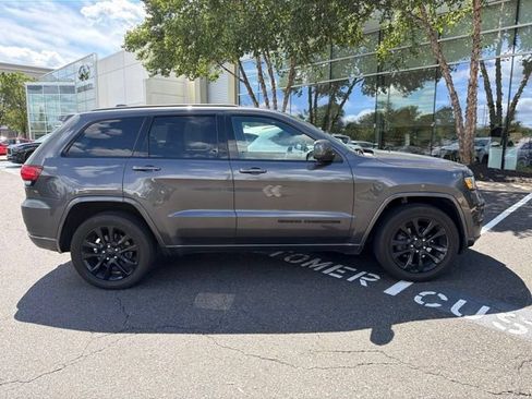 Used 2019 Jeep Grand Cherokee Altitude AWD/4WD image 10