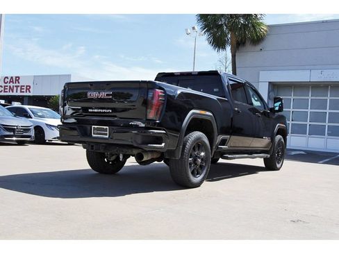 Used 2024 GMC Sierra 2500 AT4 w/ AT4 Preferred Package AWD/4WD image 4