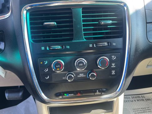 Used 2012 Dodge Grand Caravan SXT FWD image 29