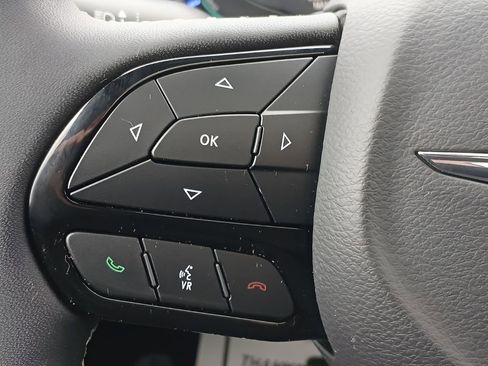 Used 2024 Chrysler Pacifica Premium image 19