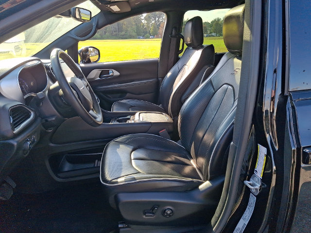 Used 2025 Chrysler Pacifica Limited FWD image 13