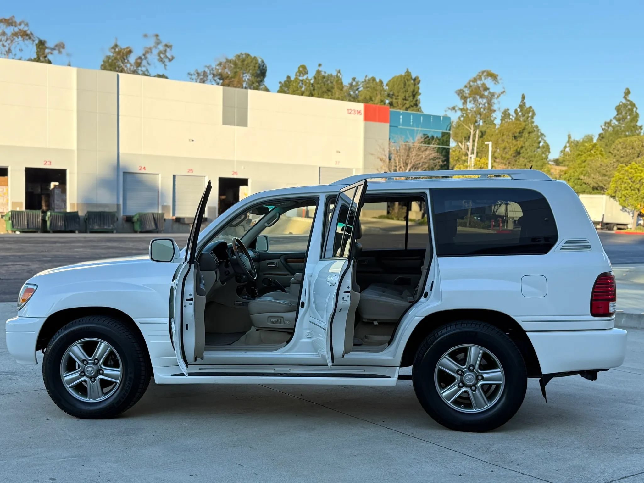 Used 2006 Lexus LX 470 4WD w/ Preferred Accessory Pkg image 23