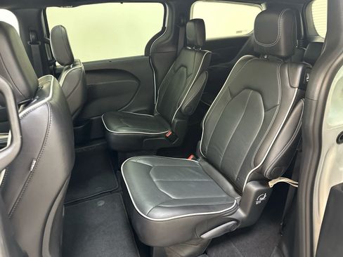 Used 2026 Chrysler Pacifica Limited FWD image 6