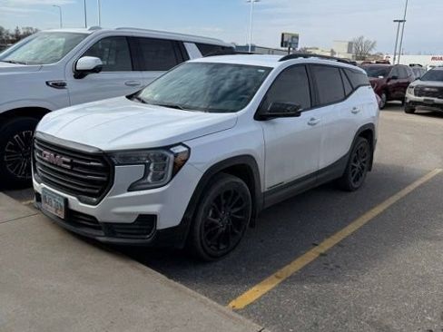 Used 2024 GMC Terrain SLE w/ Driver Convenience Package image 1