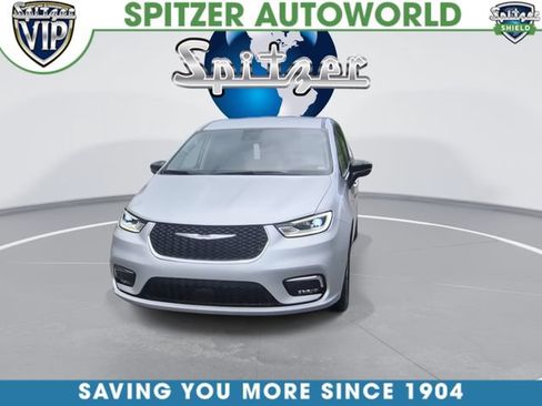 Used 2024 Chrysler Pacifica Touring-L FWD image 4