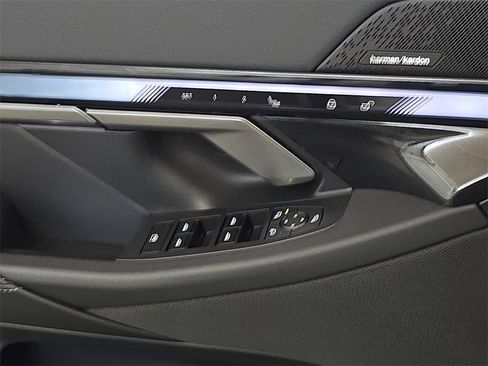 Used 2025 BMW i5 xDrive40 w/ Premium Package image 31