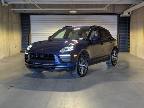 Certified 2025 Porsche Macan image 1