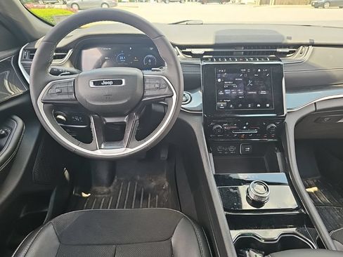 Used 2023 Jeep Grand Cherokee Altitude AWD/4WD image 2