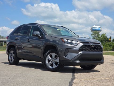 Used 2022 Toyota RAV4 XLE w/ Convenience Package FWD image 2