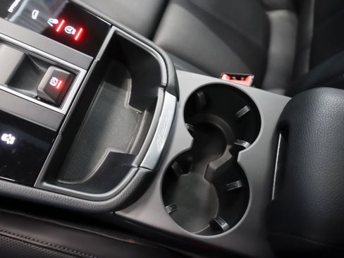 Used 2025 Porsche Macan image 18