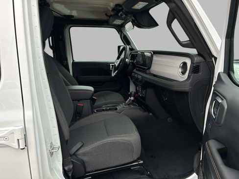 Certified 2025 Jeep Wrangler Unlimited Sahara w/ Safety Group AWD/4WD image 9