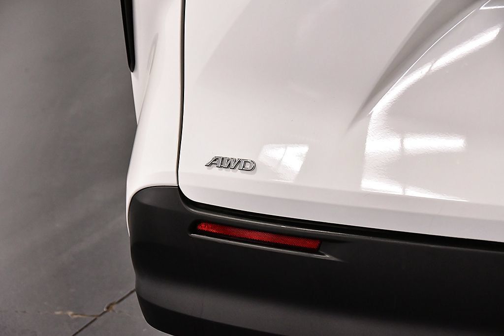 Used 2024 Toyota Sienna LE AWD/4WD image 11