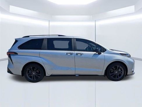 Used 2025 Toyota Sienna XSE w/ XSE Plus Package FWD image 3