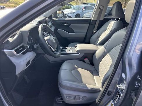 Used 2023 Toyota Highlander XLE image 22