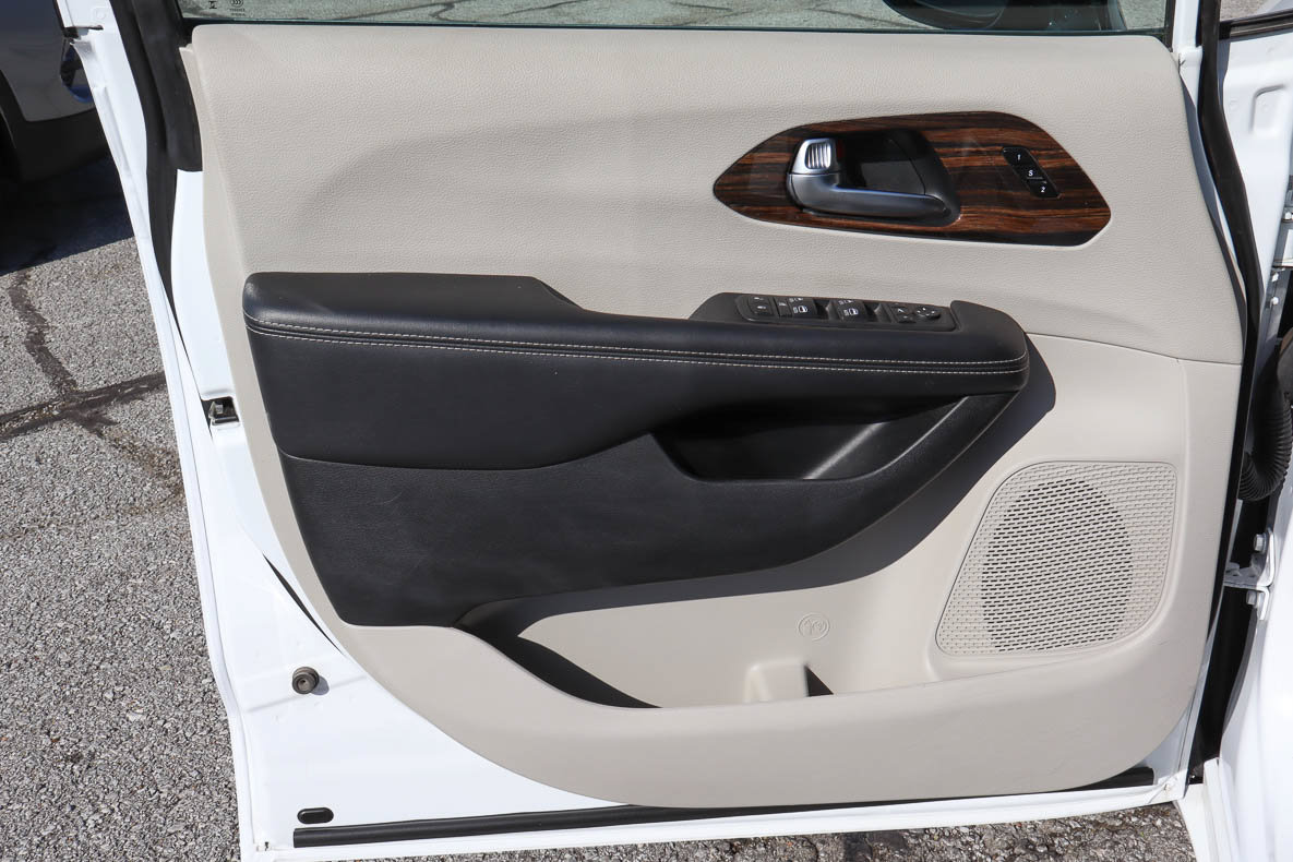 Used 2024 Chrysler Pacifica Limited FWD image 13